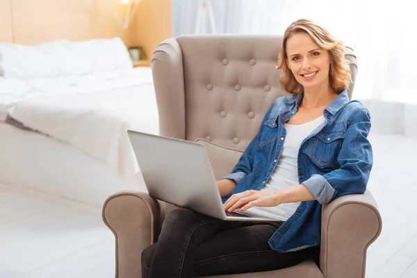 Vrij lachende vrouw gevoel gelukkig zittend met een nieuwe laptop — Stockfoto