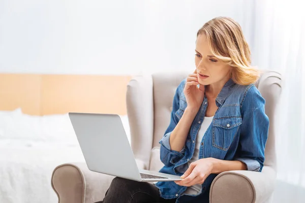 Elfoglalt, komoly nő nézett a képernyőn egy laptop, és a gondolkodás — Stock Fotó