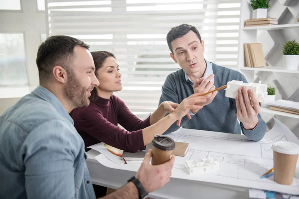 Koncentrerad medarbetare som arbetar på deras projekt — Stockfoto