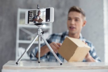 Gülümseyen blogger onun blog için yeni bir video yapma