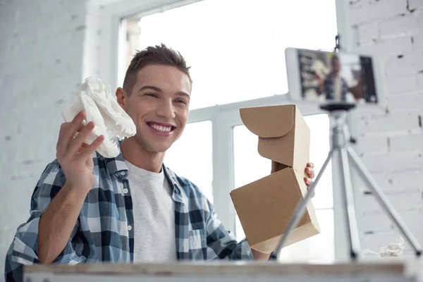 Vlogger inspirado haciendo un nuevo video en casa — Foto de Stock