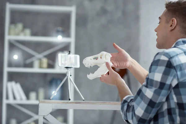 Profesionale vlogger arată un craniu dinozaur pe cam — Fotografie, imagine de stoc