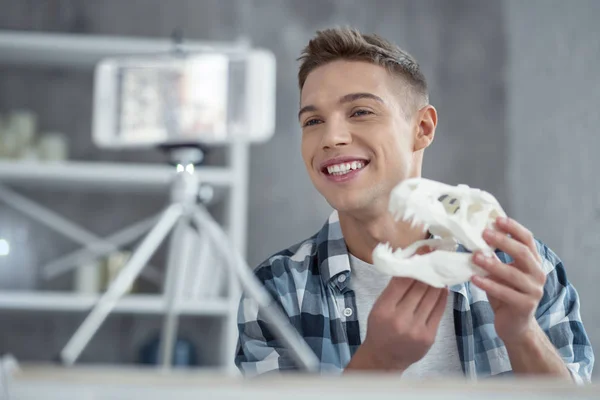 Contenido joven blogger haciendo un nuevo video en casa —  Fotos de Stock