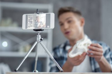 Evde yeni bir video yapım uyarı genç blogger
