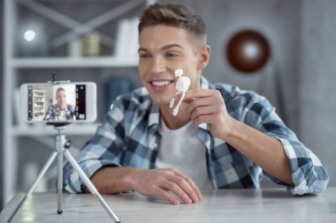 Evde yeni bir video yapım mutlu popüler blogger