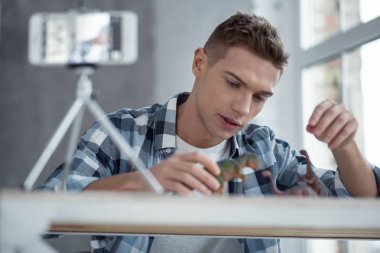 Gülmeyen blogger onun dinozorlar hakkında bir video yapma