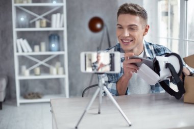 Neşeli blogger cam 3D modeli hakkında konuşmak