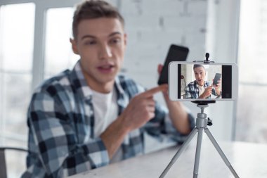 Mutlu blogger konuşmak hakkında onun yeni telefon cam
