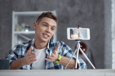 Mutlu vlogger takipçileri için bir video yapma
