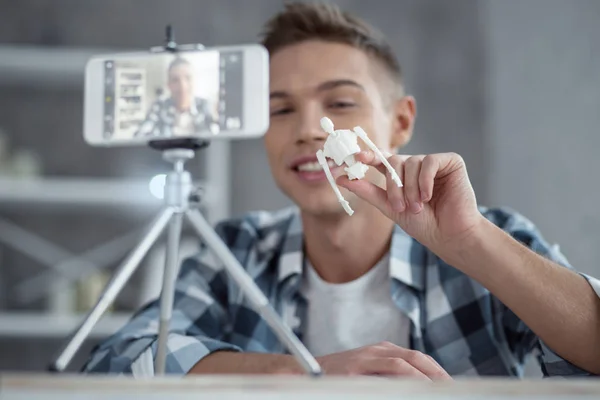 Blogueiro popular alegre fazendo um novo vídeo em casa — Fotografia de Stock