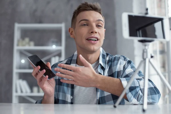 Zainspirowany blogger mówić o jego nowy telefon na cam — Zdjęcie stockowe