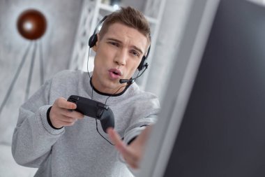 Genç adam ile bilgisayar oyunu oynamak ilham