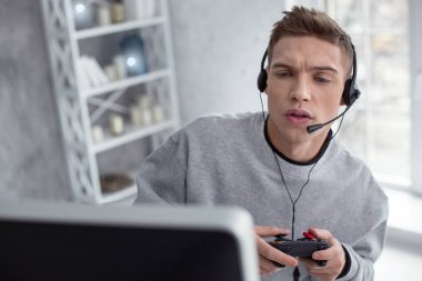 Neşeli genç adam ile bilgisayar oyunu oynamak