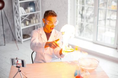 İlham deney yapıyor blogger ateşle