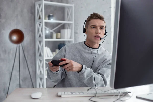 Adolescente sério jogando um jogo de computador — Fotografia de Stock