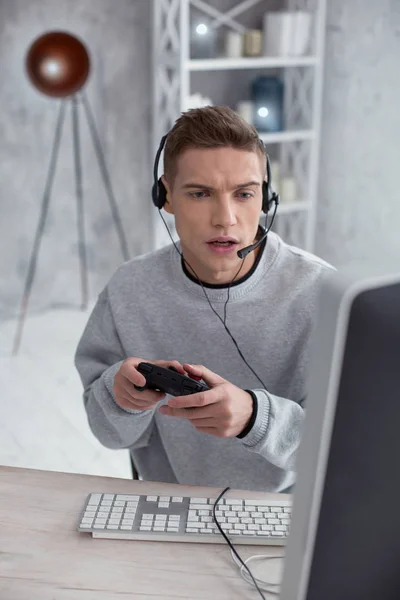 Adolescente sorridente jogando um jogo de computador — Fotografia de Stock