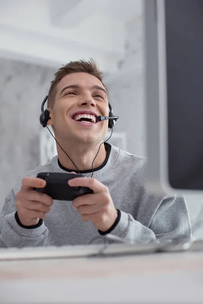 Adolescente animado jogando um jogo de computador — Fotografia de Stock