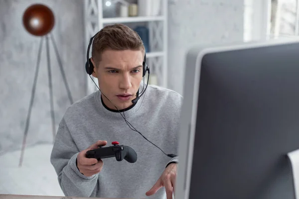 Концентрированный подросток, играющий в компьютерные игры — стоковое фото