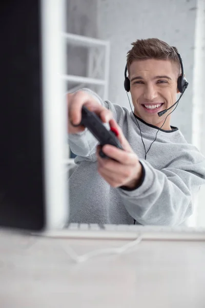 Adolescente concentrado jogando jogos no computador — Fotografia de Stock