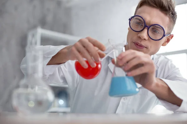 Concentrated teenager conducting a new experiment — Stock Photo, Image