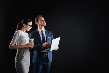 Ayakta ve sorumlu görev sahip kendine güvenen Meslektaşlarım işgal.