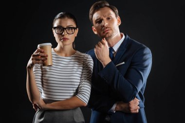 Ayakta ve düz seyir baktılar düşünceli ortakları.