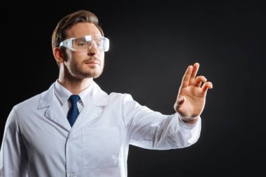 Akıllı medic ayakta ve çalışma konsantre.