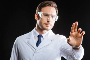 Bakınca nesnesine dokunmadan nitelikli meraklı bilim adamı.