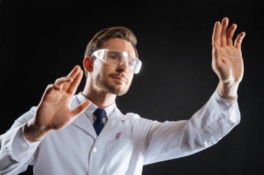 El ele tutuşarak ve gülümseyen hoş memnun doktor.