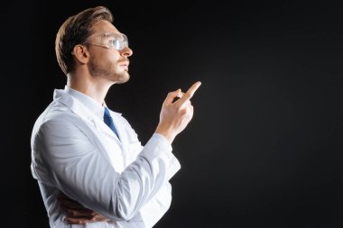 Bir kenara işaret ve düşünme derin konsantre bilim adamı.