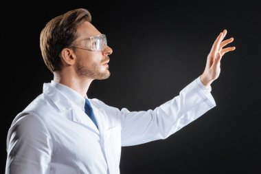 Konsantre nitelikli doktor ayakta ve dokunmatik ekran ile çalışma.