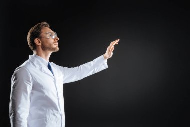 Ayakta ve nesneyi dokunmadan sorumlu doktor işgal.