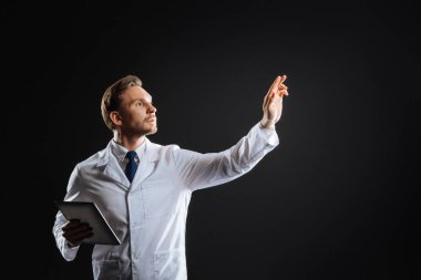 Ayakta ve elini tutarak akıllı konsantre doktor.