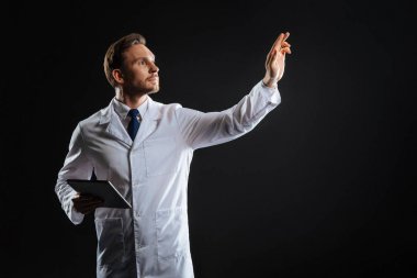 Tablet tutarak ve bir şeyler dokunmadan meraklı işgal doktor.