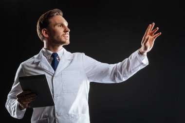 Hoş yakışıklı doktor için bir şey dokunmak tablet kullanma.