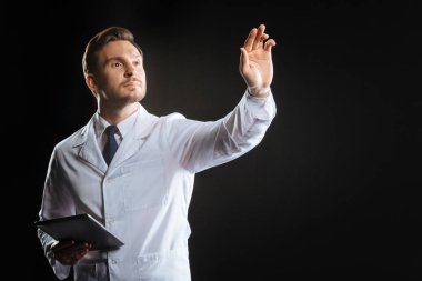 Yakışıklı hoş adam ayakta ve bir doktor simüle.