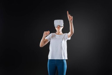 VR gözlük incelenmesi ve el sallayarak baktılar şık kadın.