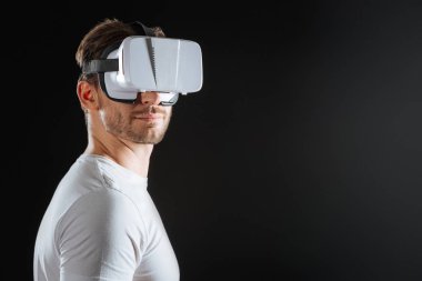 Kafa dönme ve Vr gözlük tatma memnun hoş adam.