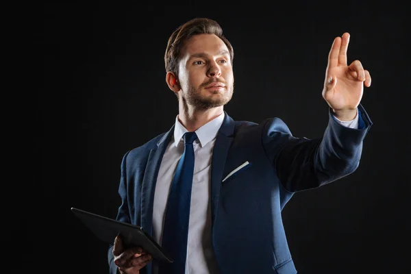 Hombre guapo confiado sosteniendo la tableta tocando el objeto . — Foto de Stock