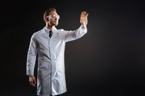 Wykwalifikowanych smart naukowiec trzyma rękę i pracę. — Zdjęcie stockowe
