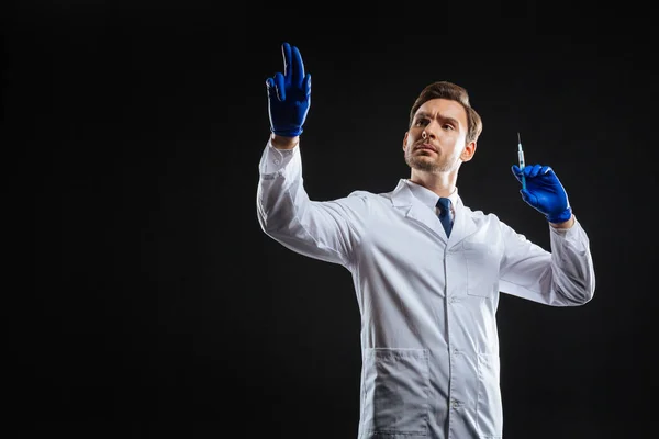 Jistý pohledný doktor stojící dotýká do objektu. — Stock fotografie