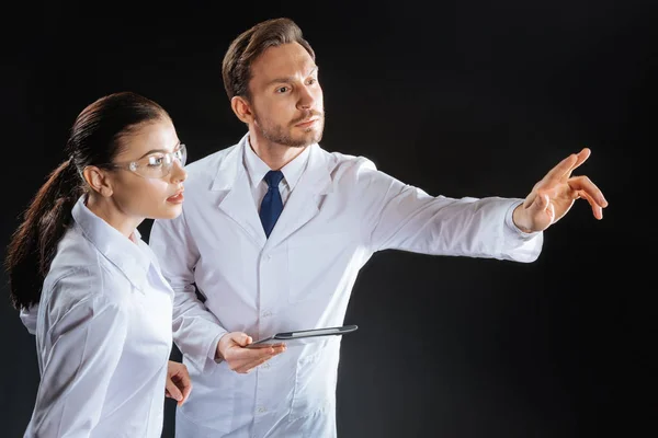 Concentrati colleghi seri in piedi e al lavoro . — Foto Stock