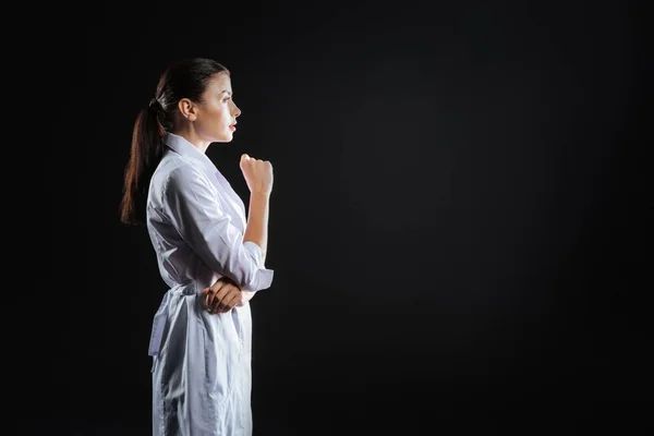 Ruhiger, hübscher Sanitäter, der zur Seite schaut. — Stockfoto