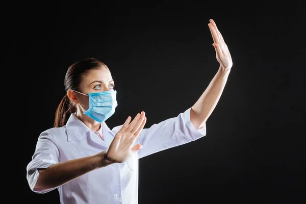 Beladene Krankenschwester stehend und händchenhaltend. — Stockfoto