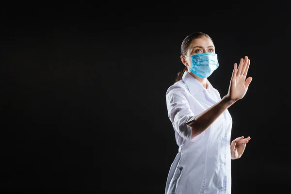 Medico concentrato occupato che solleva una mano e guarda da parte . — Foto Stock