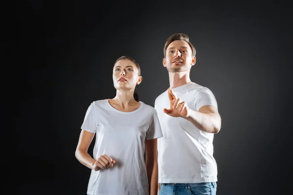 Stijlvolle mooie paar staande en dromen. — Stockfoto