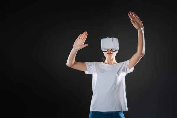 Donna intelligente occupata che solleva le mani e degusta bicchieri VR . — Foto Stock