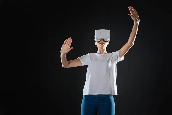 Зайнята цікава жінка стоїть і дегустує окуляри VR . — стокове фото