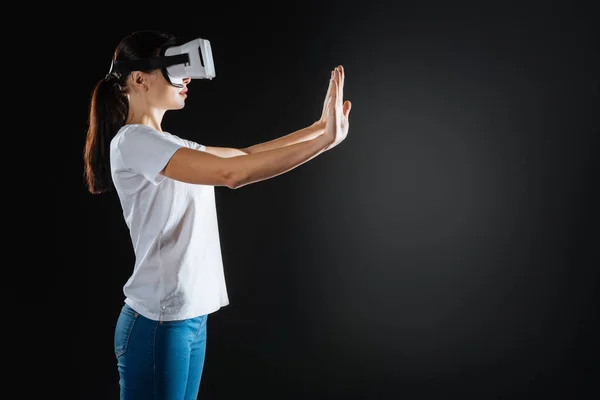Mujer interesada concentrada de pie y degustación de gafas VR . —  Fotos de Stock