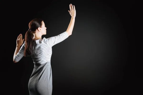 Ocupada mujer con estilo de pie y tocando algo . — Foto de Stock